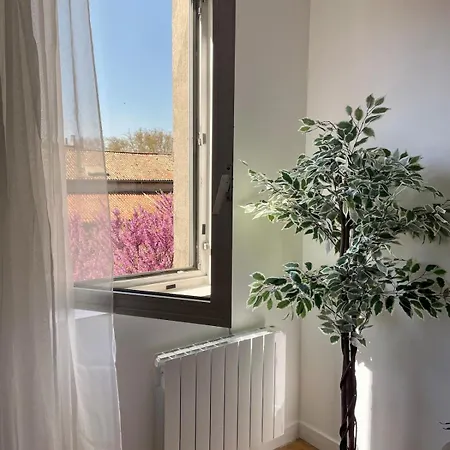 Stylish With Balcony - Very - Long And Pets Welcome *