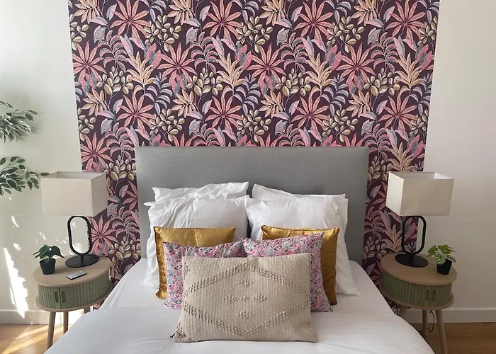 Stylish With Balcony - Very - Long And Pets Welcome *