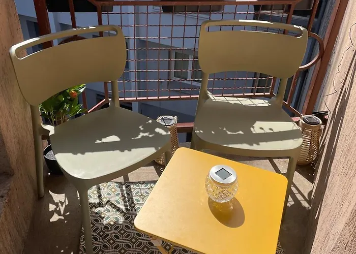 Stylish With Balcony - Very - Long And Pets Welcome